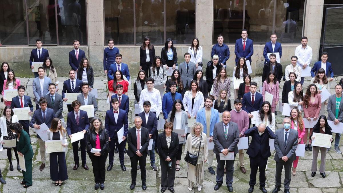 Foto de familia de todos los premiados, con la zamorana al fondo, en la zona central, en Patio de la Secuoya. | USAL