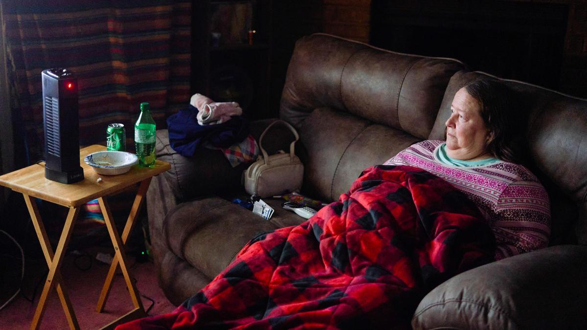 Una mujer se protege del frío en su casa de Fort Worth.