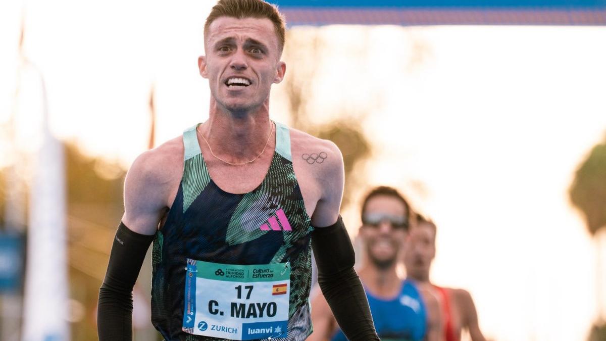 Carlos Mayo, tras cruzar la línea de meta en la Media Maratón de Valencia en la que batió el récord de España.
