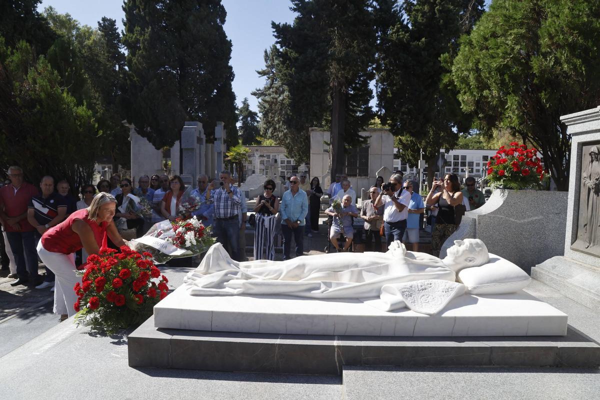 Ofrenda floral a Manolete en el aniversario de su muerte Ofrenda floral a Manolete en el aniversario de su muerte