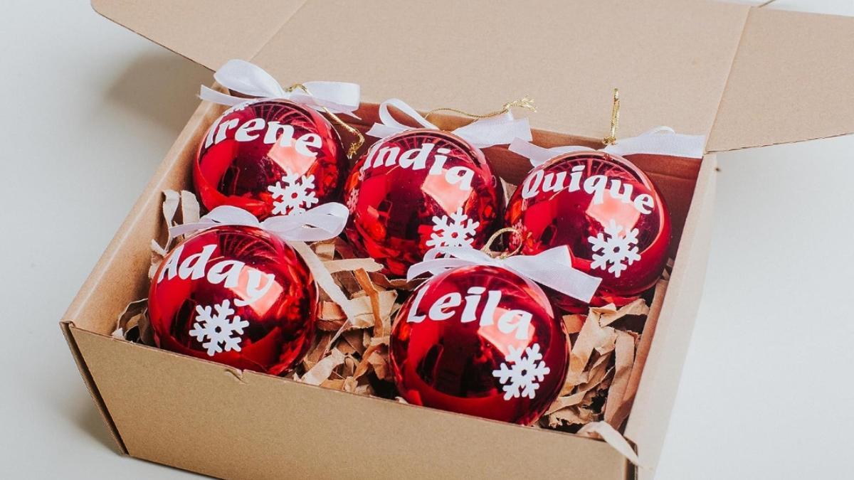 Cuatro bolas personalizadas para darle un nuevo aire (muy original) a tu árbol de Navidad