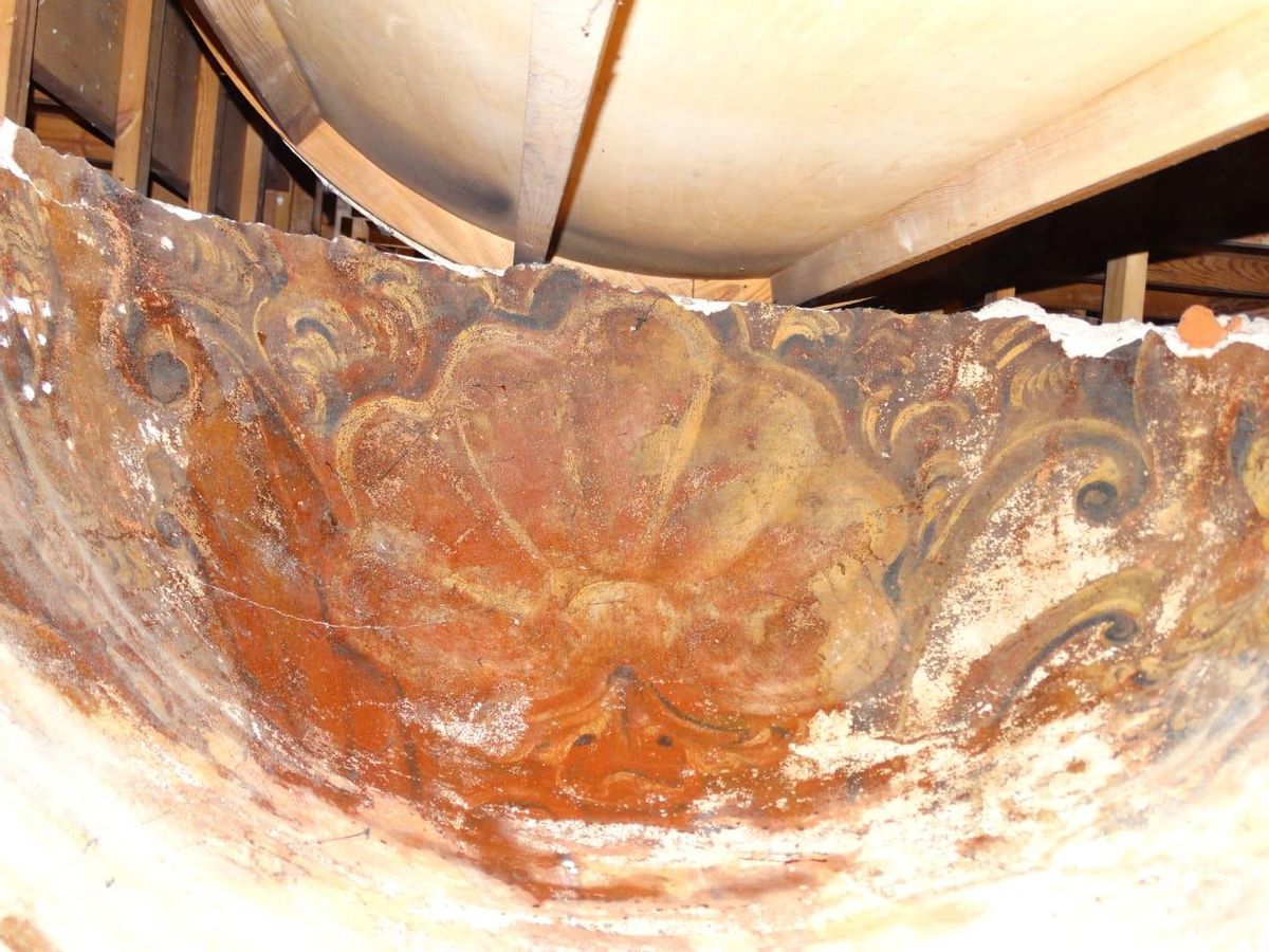 Concha descubierta debajo del retablo de una de las capillas-
