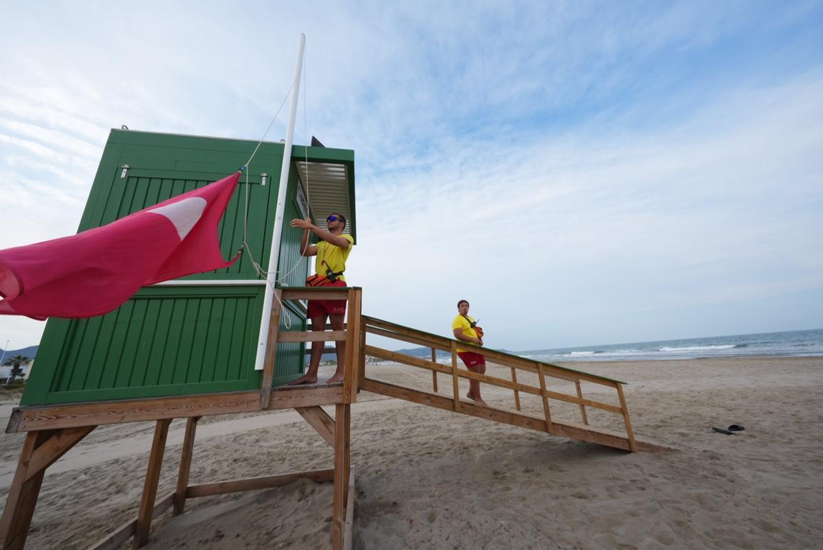 Bandera roja por vertidos que fue izada este martes en la playa del Serradal de Castelló.