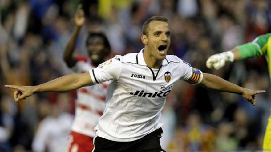 Soldado celebra su gol ante el Granada. // Juan Carlos Cárdenas