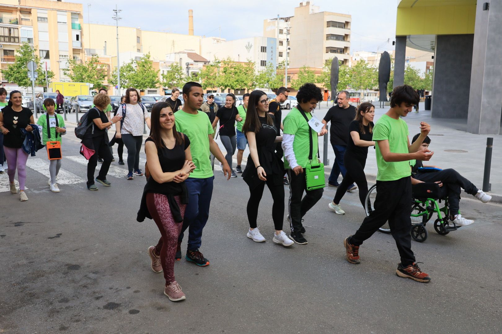 FOTOGALERIA I Vila-real recull 500 quilos de menjar solidaria amb la cursa en homenatge a Mossén Guillermo