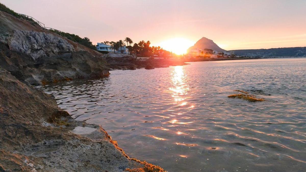 La puesta de sol observada desde la Cala Blanca de Xàbia