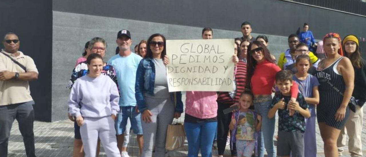 Los vecinos durante la protesta de ayer en Ciudad del Campo.