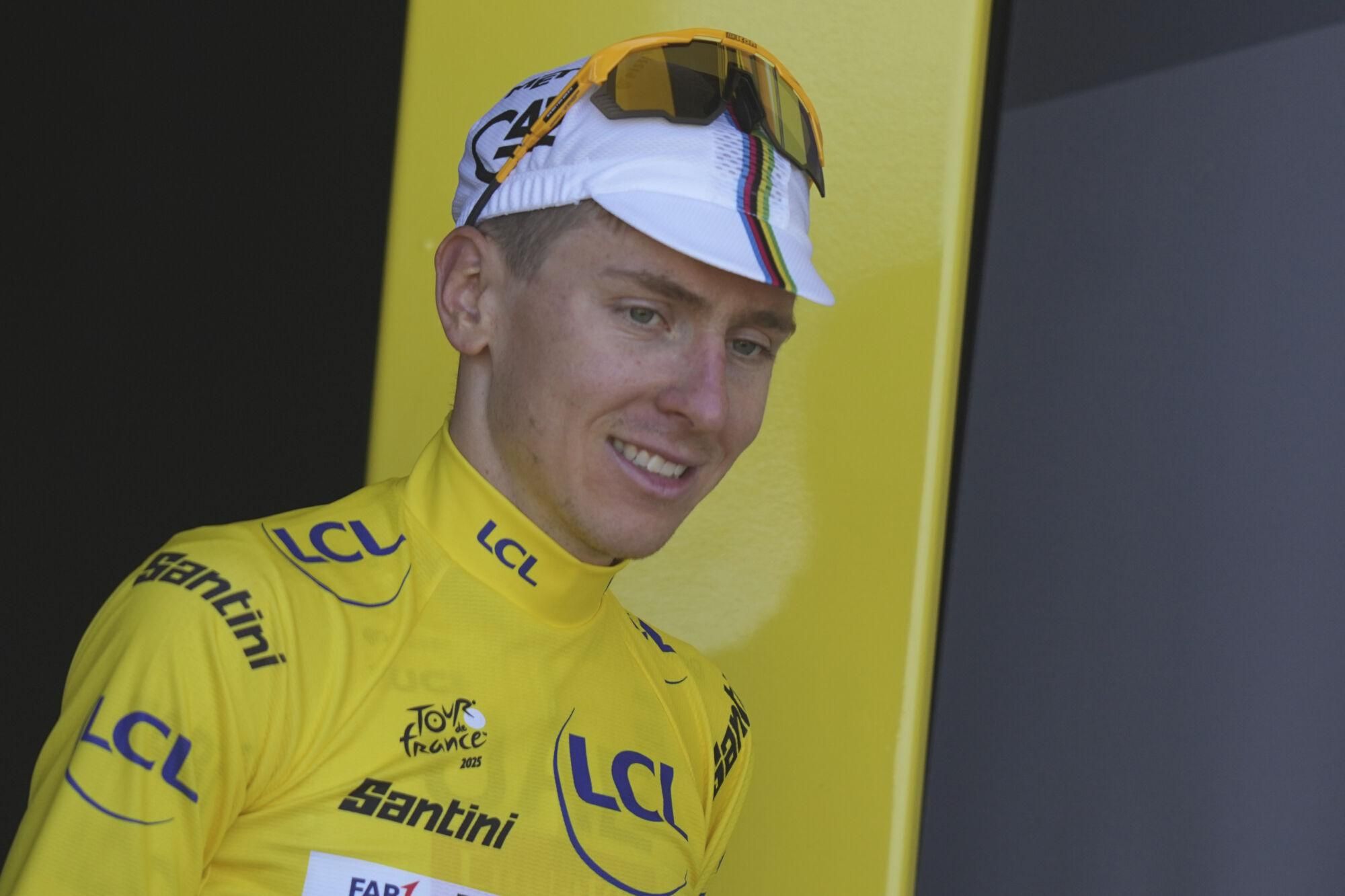 Slovenia's Tadej Pogacar wearing the overall leader's yellow jersey arrives on the podium after winning the seventh stage of the Tour de France cycling race over 197 kilometers (122.4 miles) with start in Saint-Malo and finish in Mur-de-Bretagne Guerledan, France, Friday, July 11, 2025. (AP Photo/Thibault Camus). EDITORIAL USE ONLY/ONLY ITALY AND SPAIN