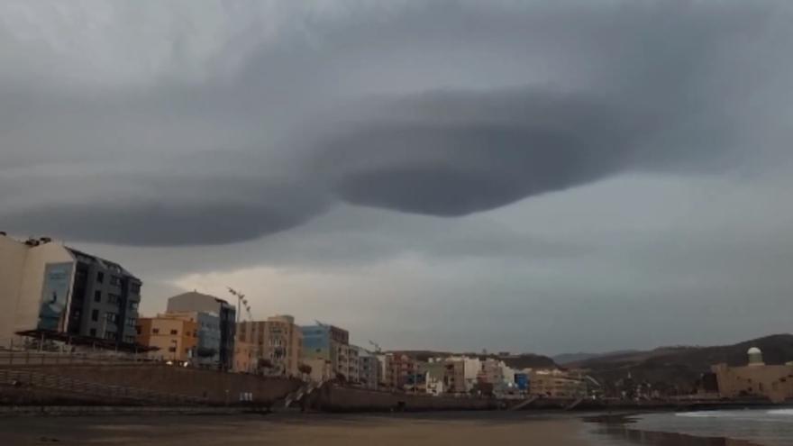 Las inquietantes nubes que sorprenden a todos en Las Canteras