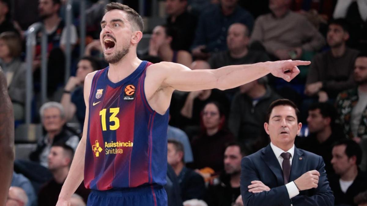 Satoransky, con Xavi Pascual a su derecha