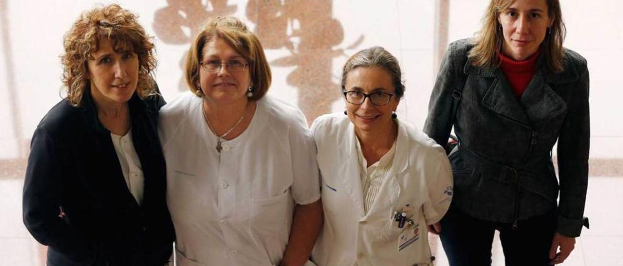 Por la izquierda, Ana Blanco, Begoña García, Isolina Riaño y Ana Cristina Rodríguez, ayer, en el Hospital.