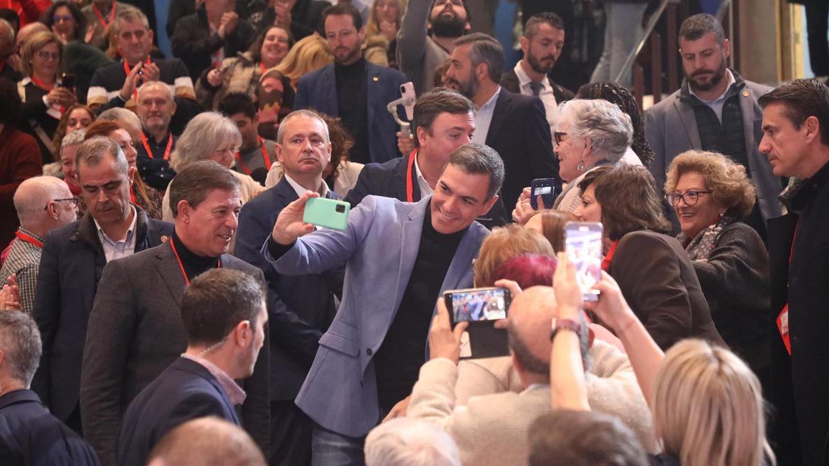 Pedro Sánchez, Besteiro y Formoso saludaron a los militantes en la convención