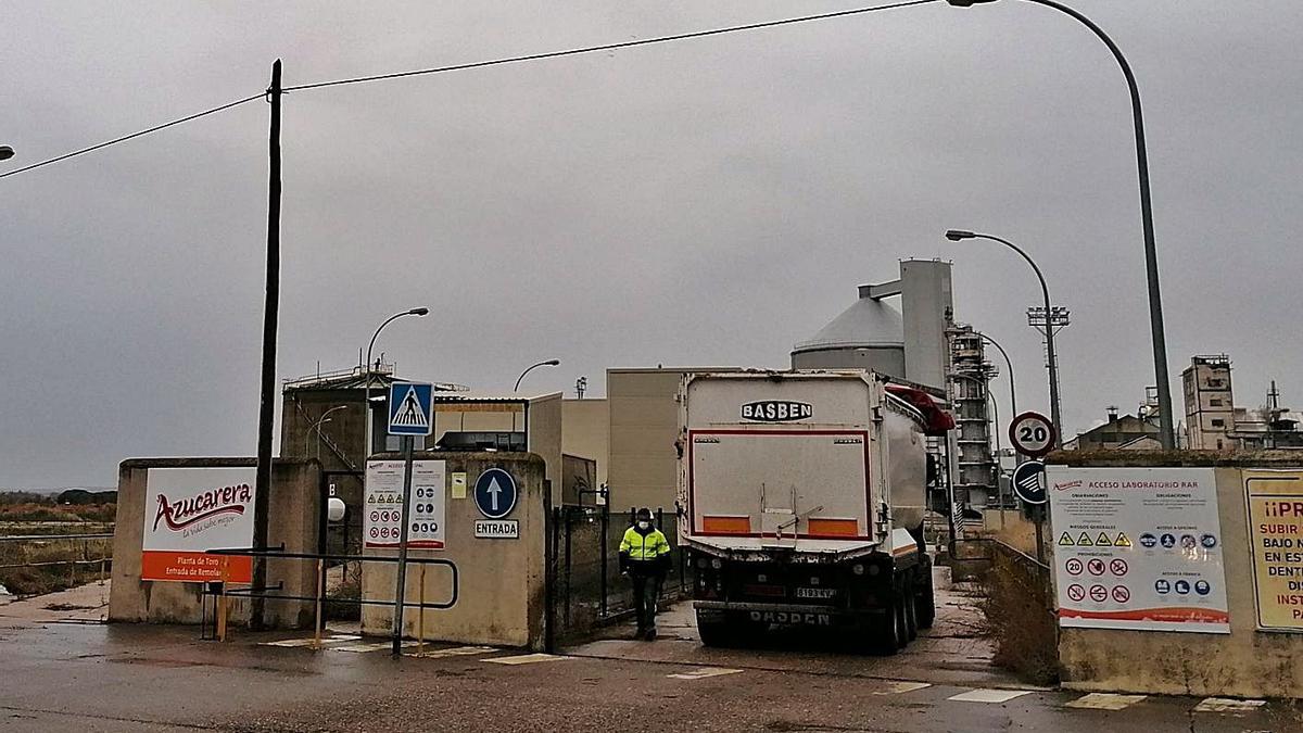 Un camión accede a las instalaciones de la fábrica de Toro de Azucarera en la pasada campaña. | M. J. C.