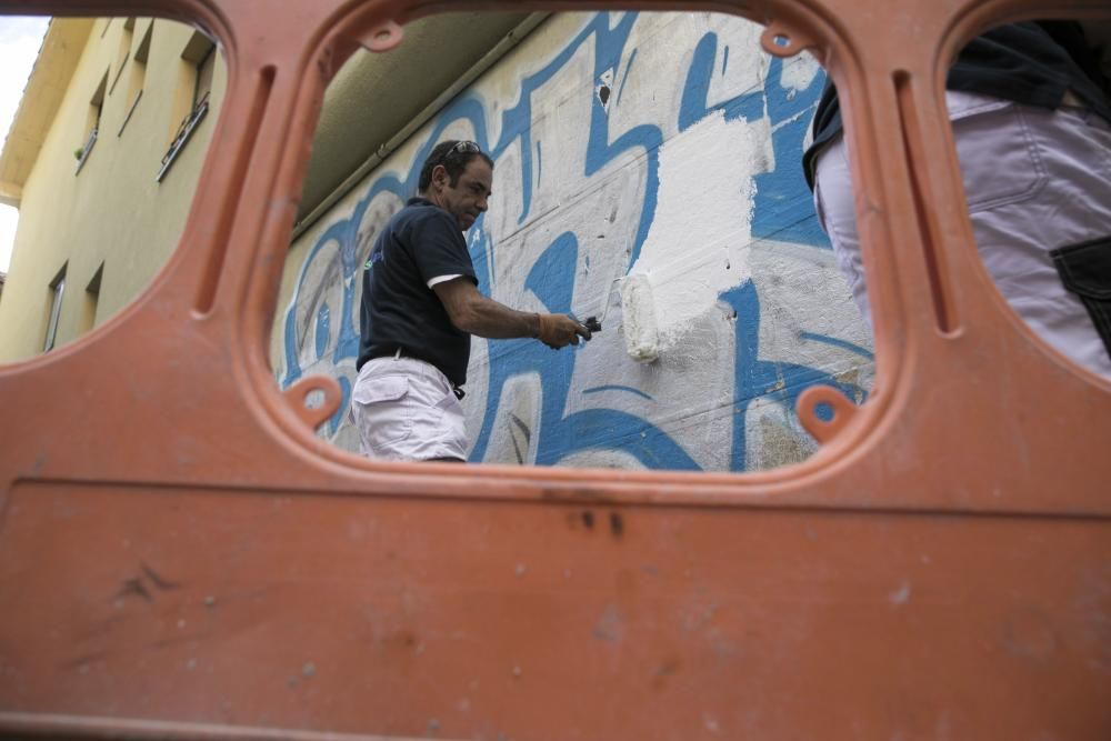 Arranca la limpieza de pintadas del Antiguo