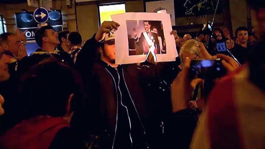 Concentración en la plaza de Sant Jaume contra los registros de la Guardia Civil