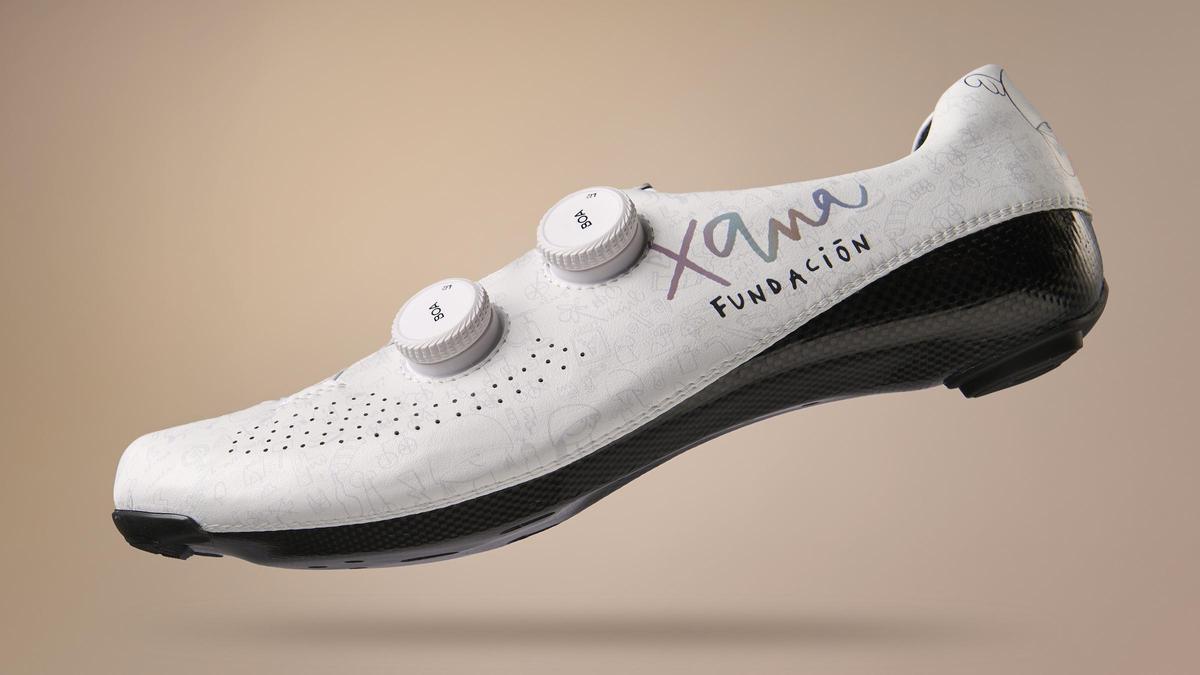 La zapatilla original creada para la Fundación Xana.