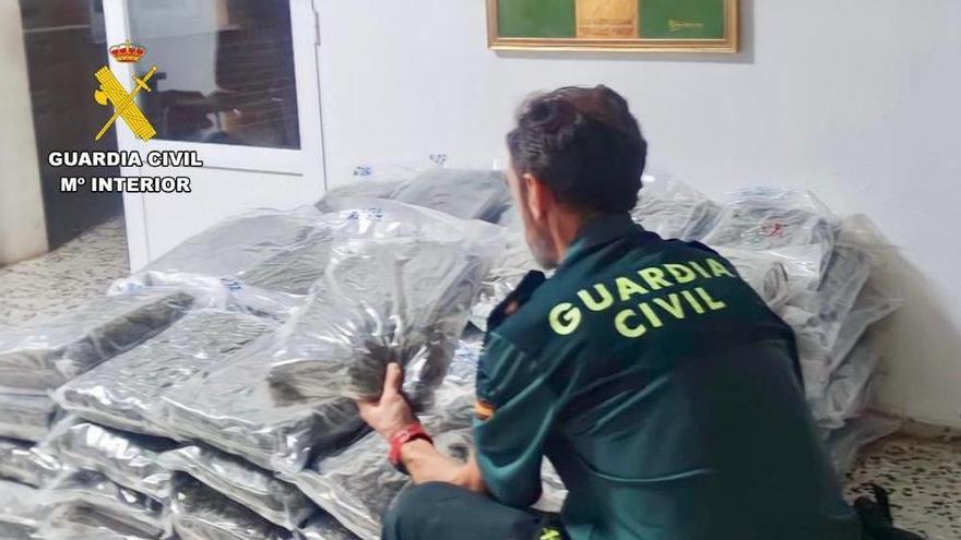 Incautan 94 kilos de cogollos de marihuana a un conductor accidentado cerca de Trujillo