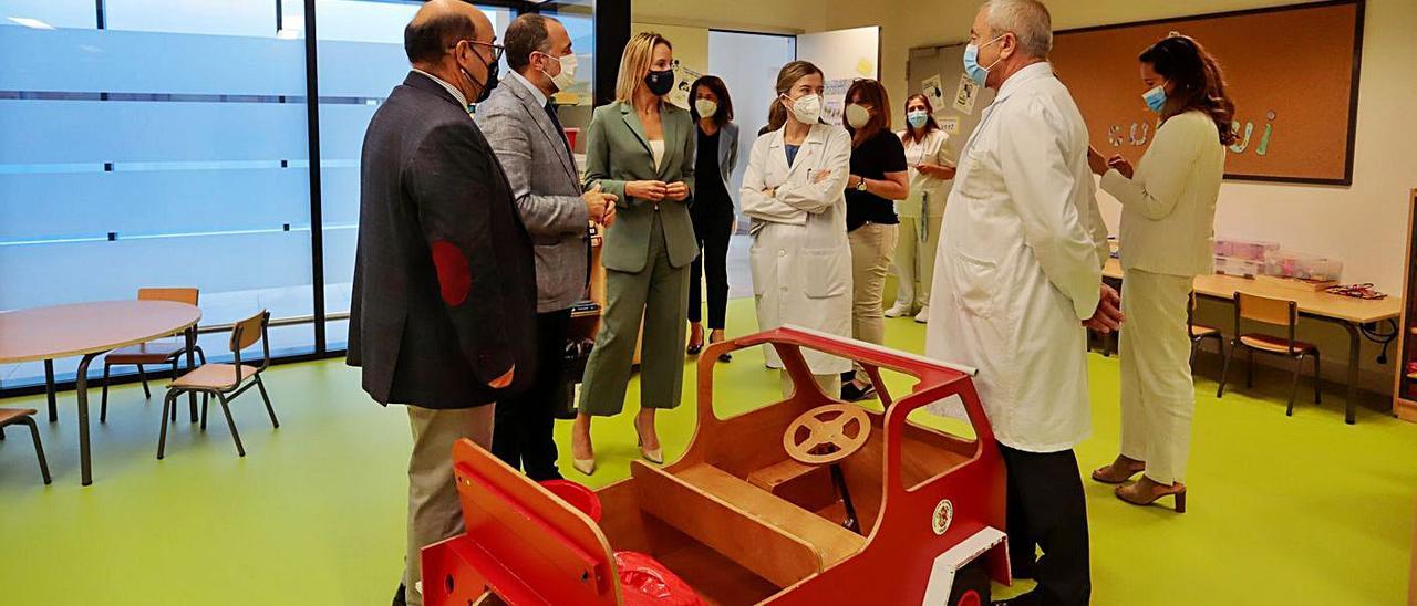 Una nueva aula en el hospital. El Aula Hospitalaria atendió el curso pasado una media diaria de 20 niños ingresados en el Cunqueiro. Atención Educativa Domiciliaria, con el que comparte sede desde el año pasado, llegó a tener once profesores para acudir a las casas de 55 niños. Han estrenado este curso con nuevas instalaciones, cumpliendo una vieja demanda. Son más amplias, están más cerca de las habitaciones y tienen baño. Esta semana, la inauguraron el conselleiro de Sanidade, Julio García Comesaña, la delegada de la Xunta en Vigo, Marta Fernández-Tapias; el jefe territorial de Educación, César Pérez; y el gerente del área, Javier Puente.