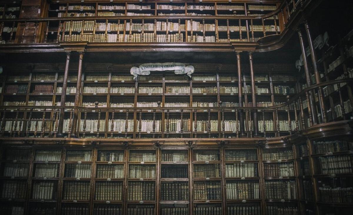 Una biblioteca antigua.