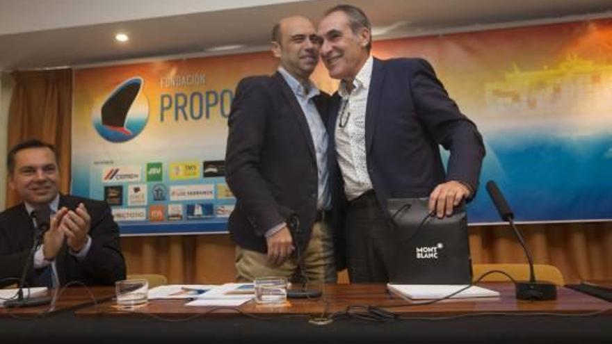 Gabriel Echávarri saluda a Antonio López durante el primer acto público de la fundación ProPort.