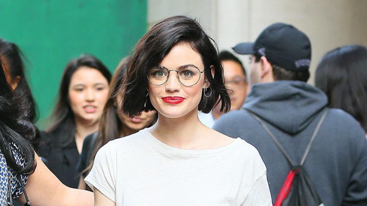 Lucy Hale con un look total white