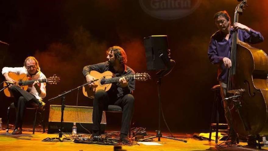 Pepe Habichuela (i) y Josemi Carmona (c), en el recital. // FdV