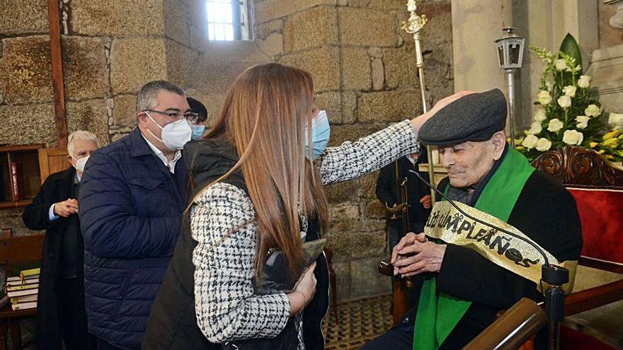 El Ayuntamiento le obsequió una gorra de invierno. |   // NOÉ PARGA