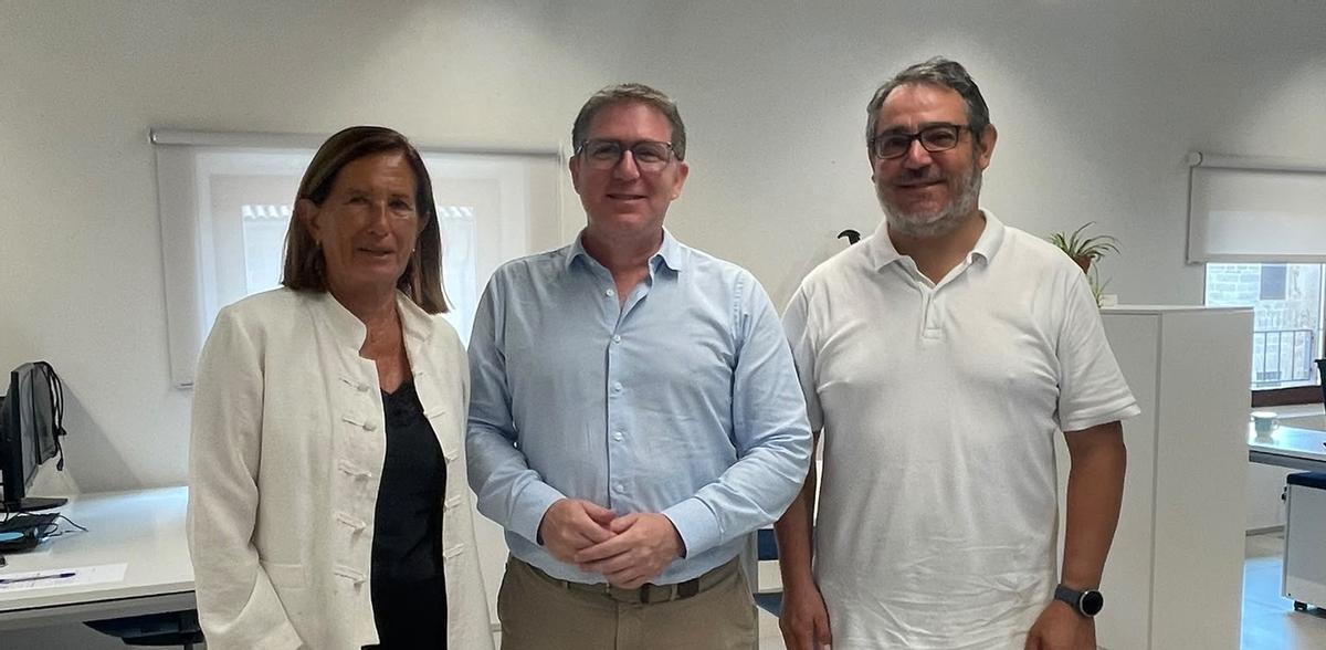 El conseller de Turisme del Consell de Mallorca, Guillem Ginard, junto a los responsables de la asociación Proguías.