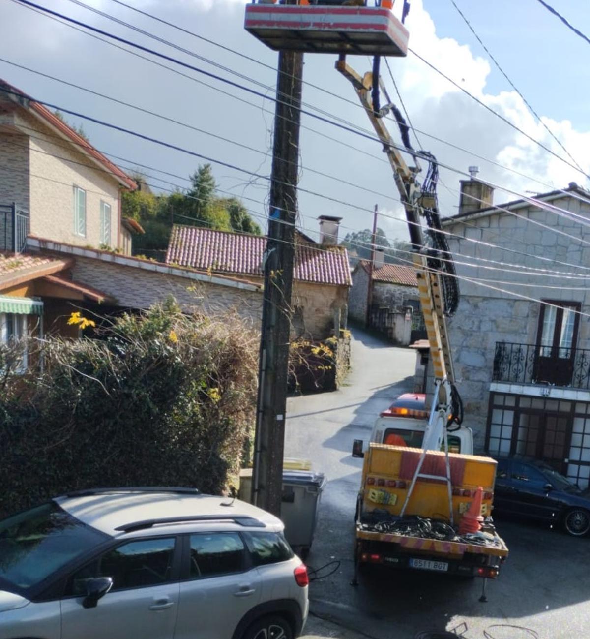 Trabajos de reparación para recolocar el cableado.