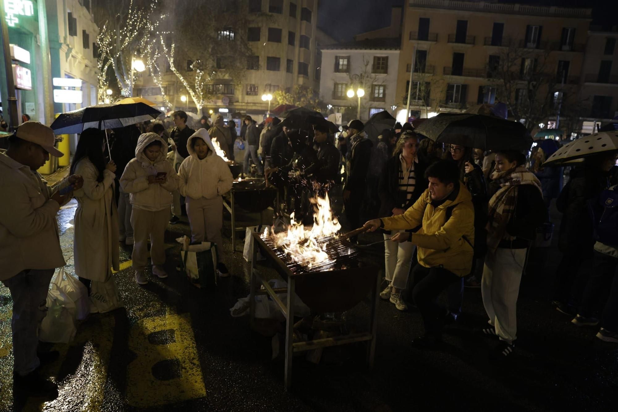 Grillen und feiern im Regen: So nass hat Palma das Fest zu Sant Sebastià eingeläutet