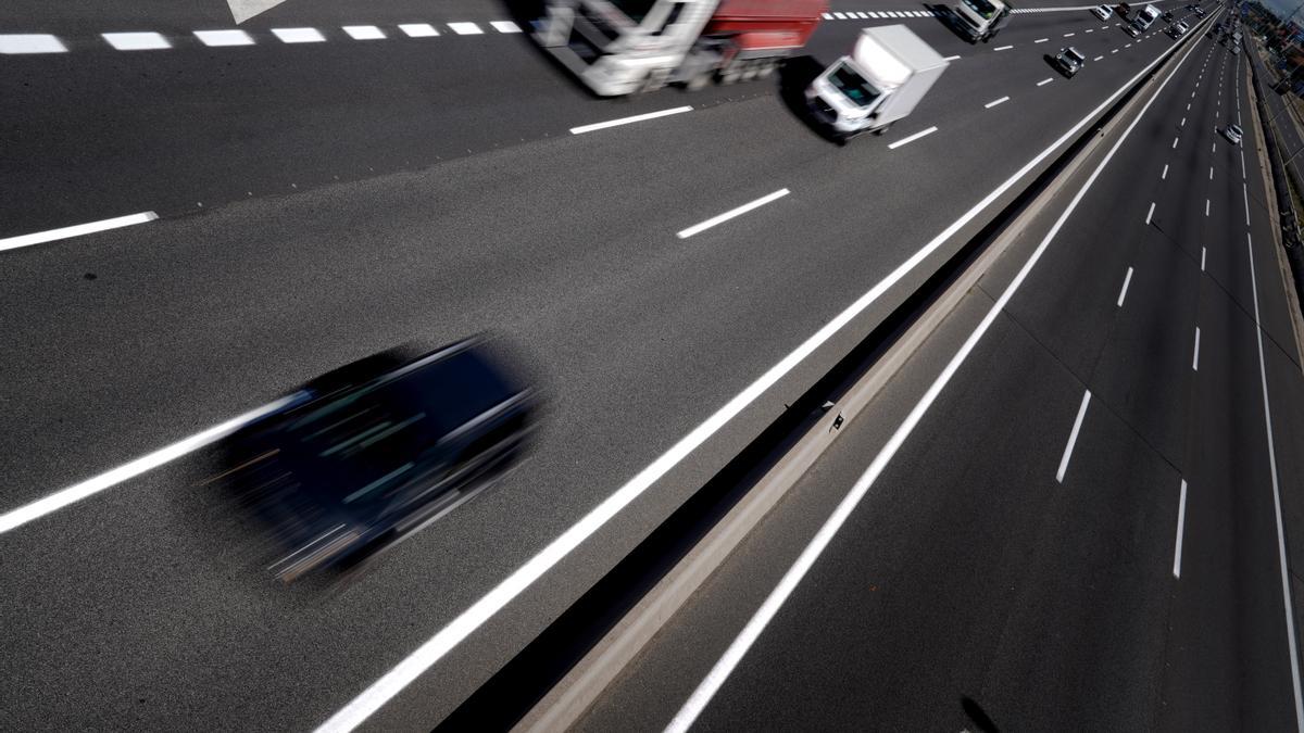 Vehículos circulando por una autovía. FOTO: JOSÉ LUIS ROCA