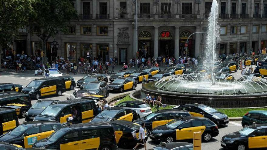 Taxis en la Gran Vía de Barcelona.