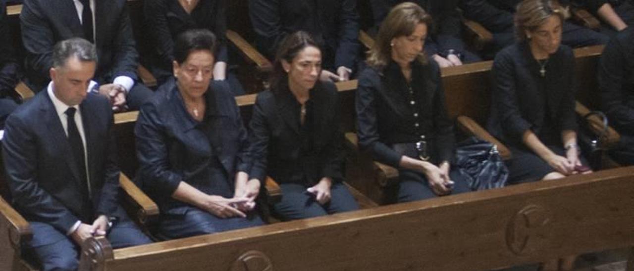 De izda. a dcha. Vicente Sala, su madre y sus tres hermanas en el funeral de su padre, que falleció en agosto de 2011.