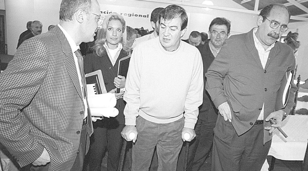 Francisco Álvarez-Cascos, con muletas, entre Juan José Tielve (a la izquierda) y Sergio Marqués. Detrás, en segundo plano, Ovidio Sánchez y Gemma Ruiz Cuadrado, en la convención popular de Cangas de Onís. | LNE