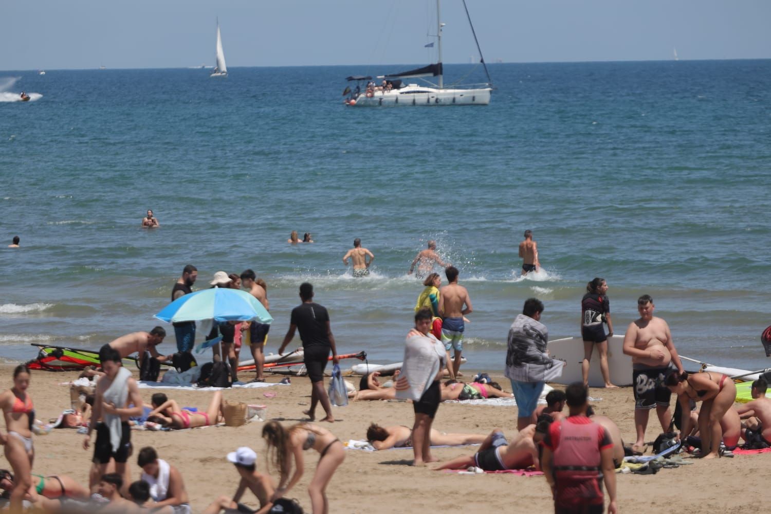 La playa de la Malvarrosa, abarrotada a finales de mayo