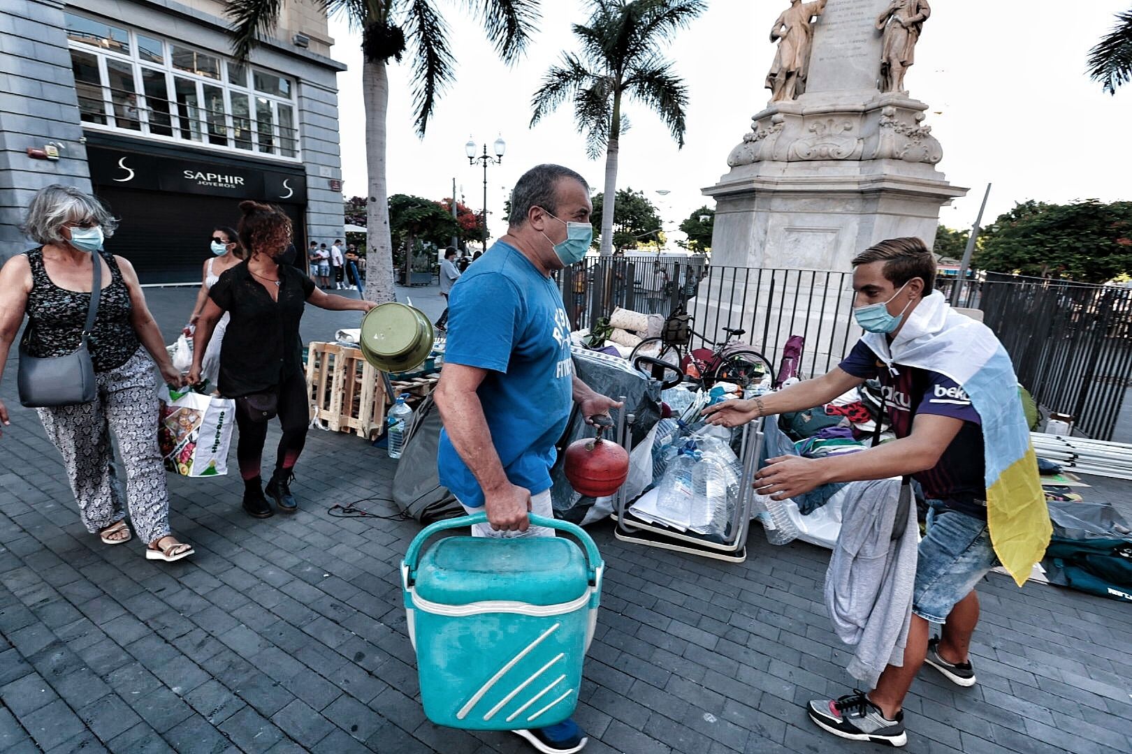 Traslado de la acampada de la plataforma antidesahucios en Santa Cruz