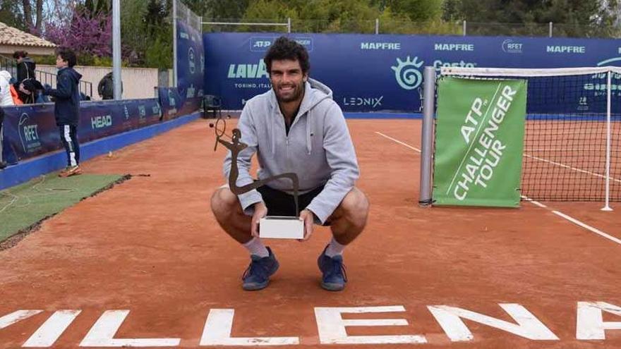 Pablo Andújar posa este domingo con su trofeo en Villena