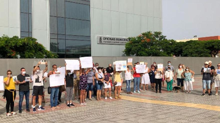 Vecinos afectados por el funcionamiento de la machacadora durante una manifestación a las puertas del Ayuntamiento de San Bartolomé de Tirajana en 2018.