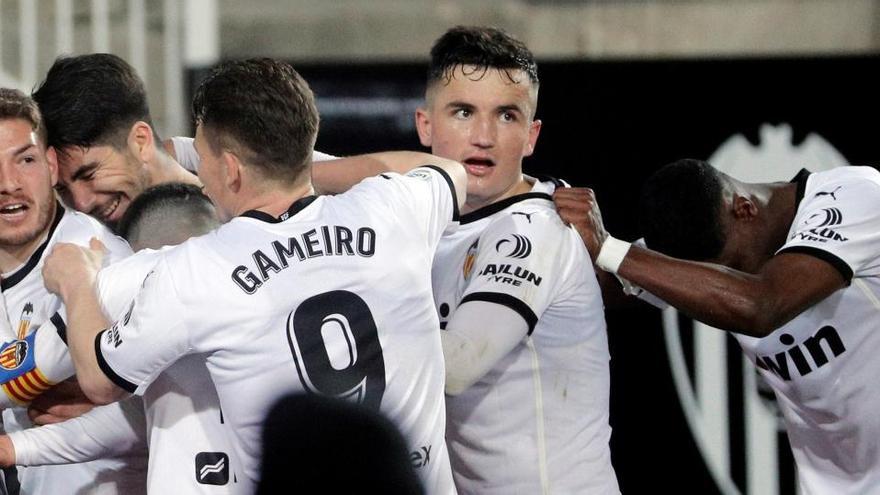 Los jugadores del Valencia celebran el primer gol marcado al Celta.