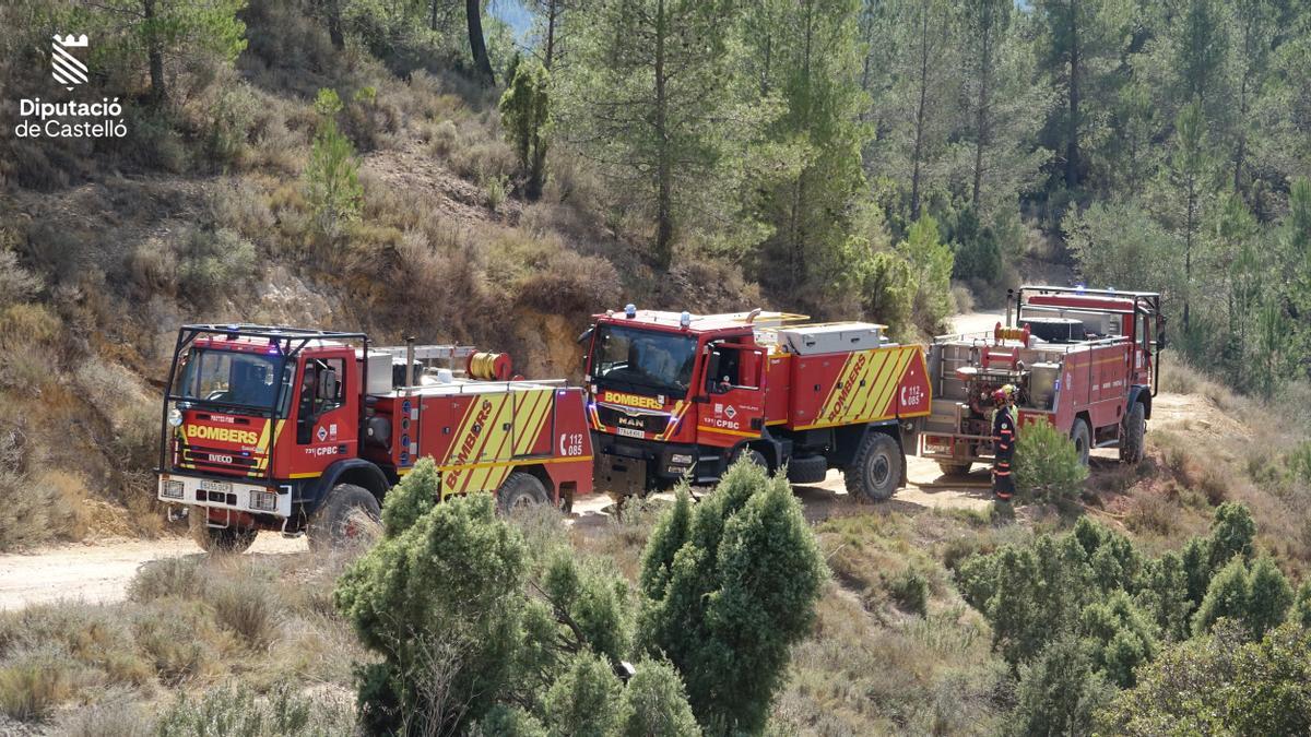 Los bomberos de Diputación de Castellón junto con todo el dispositivo de extinción siguen trabajando en el incendio forestal declarado el jueves en Bejís.