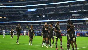 Jugadores de Jamaica celebrando un gol