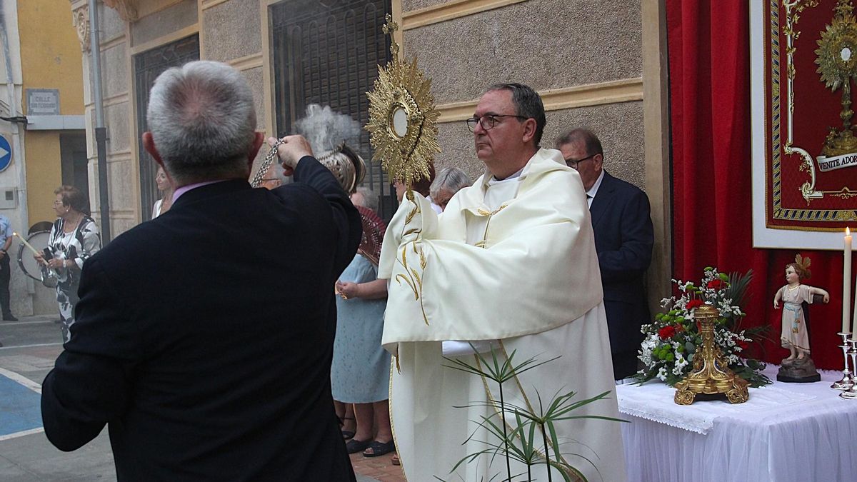 Mosén Carlos Castán abandona la parroquia de Alcalà tras 14 años como titular. En la imagen, en la celebración del Corpus.