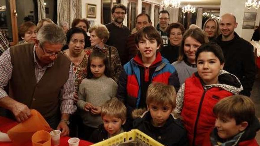 Los más pequeños de Castiello, en los preparativos de la fiesta.