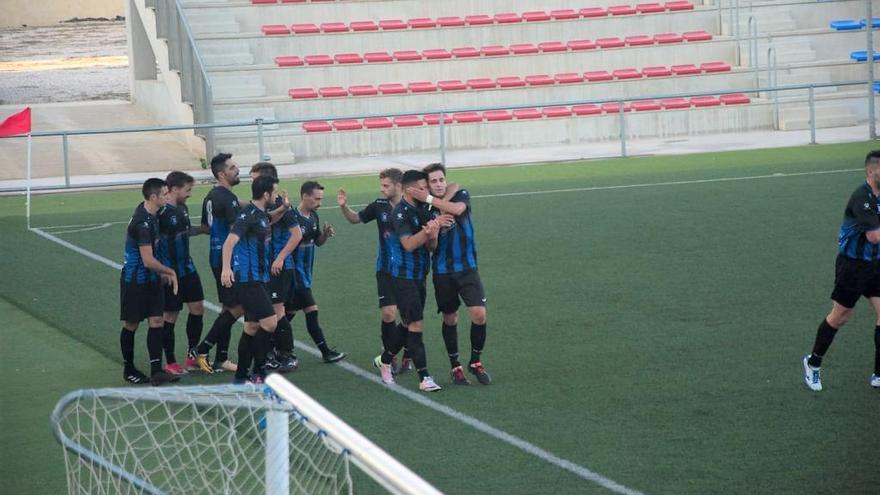 Los negriazules celebran un gol ante el Benidorm.