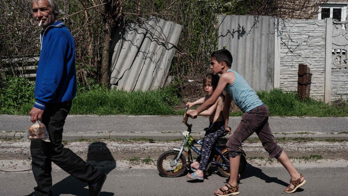Civiles en una calle en Kramatorsk, este de Ucrania