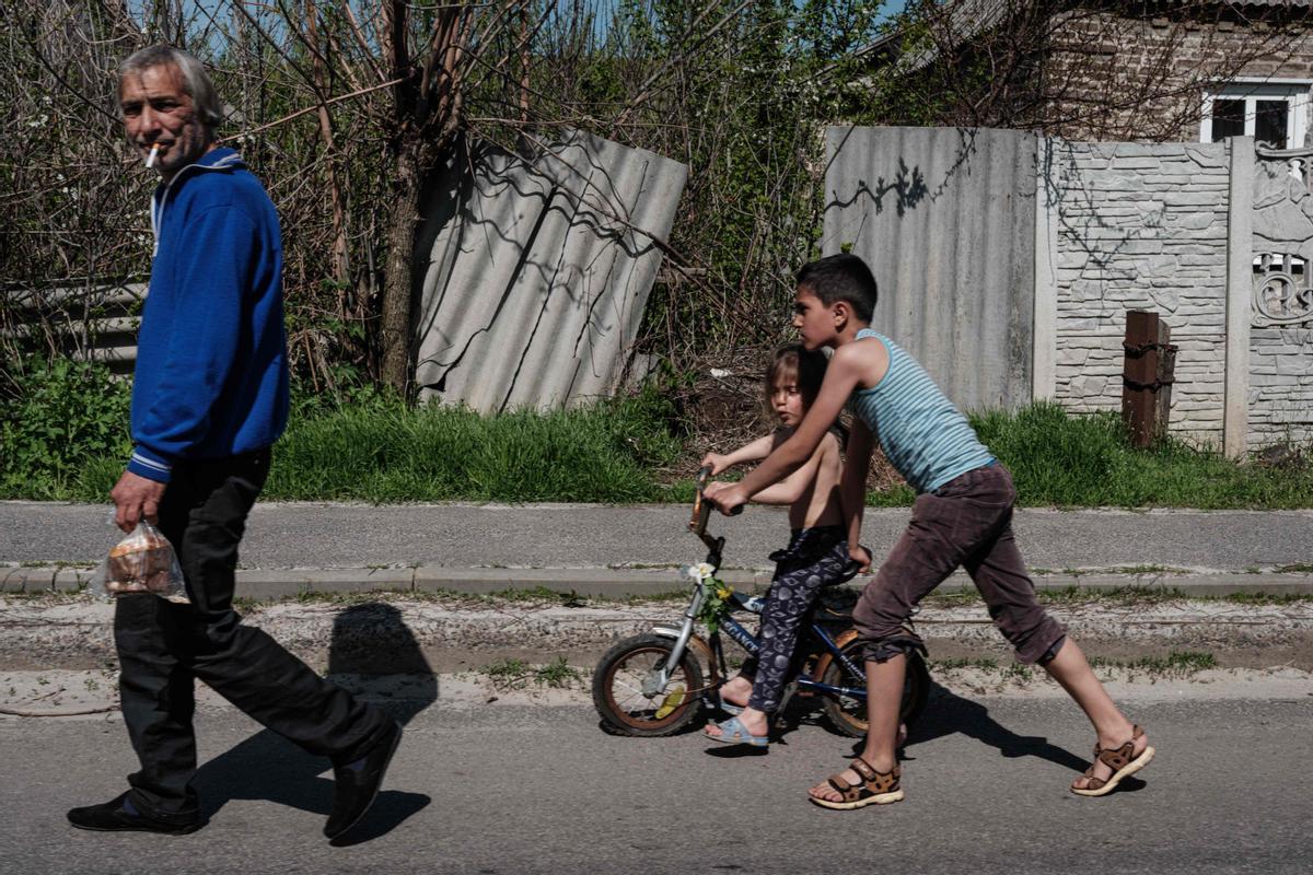 Civiles en una calle en Kramatorsk, este de Ucrania