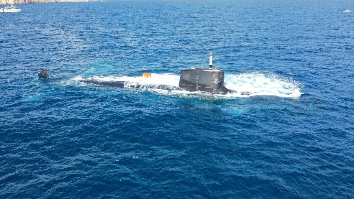 El submarino S-81 Isaac Peral durante su primera inmersión