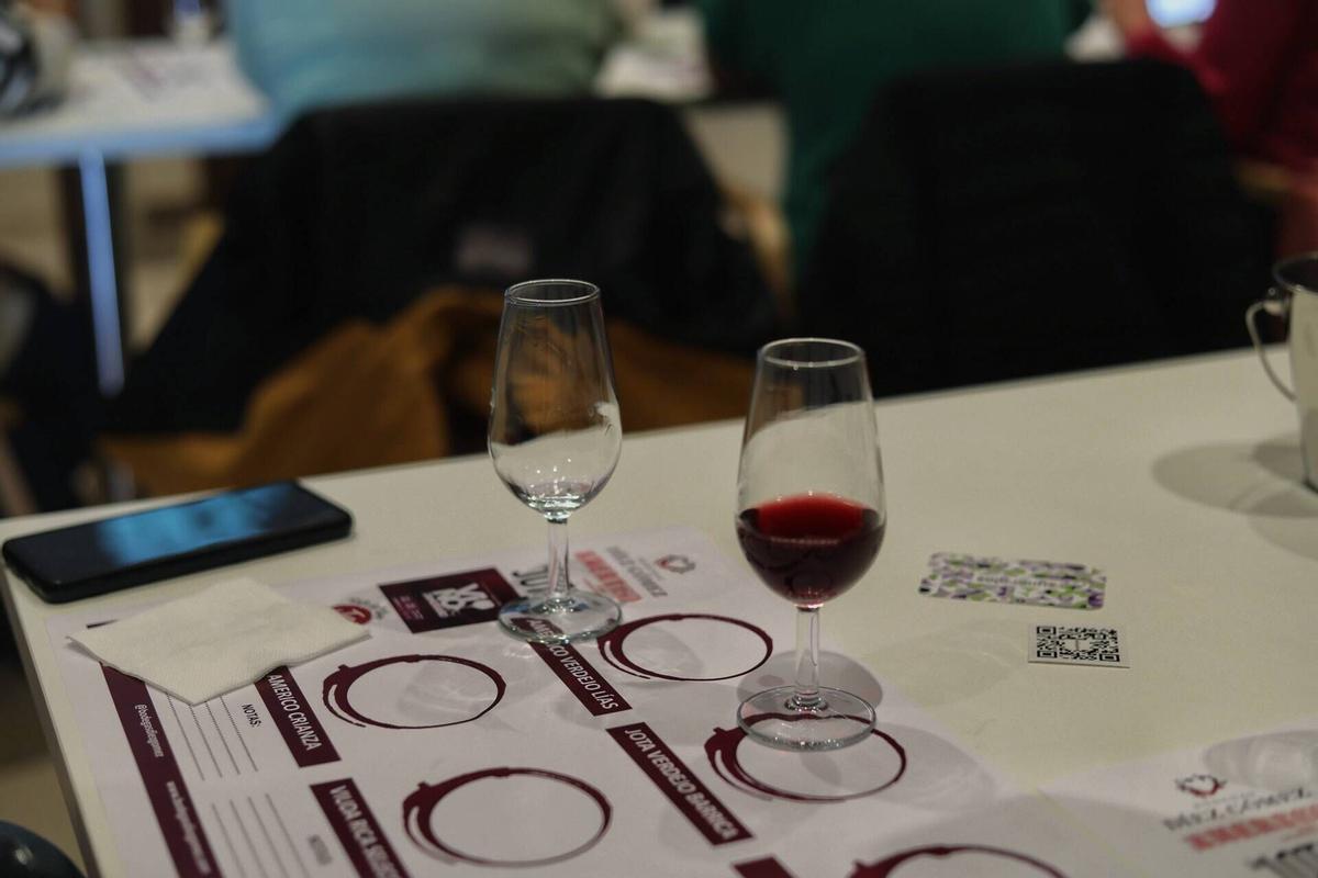 Zamora. Cata de vino del salón del vino Zamorano en él etnográfico y en la carpa de la plaza mayor