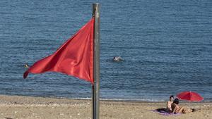 Bandera roja en la plata de la Nova Icària, este viernes.