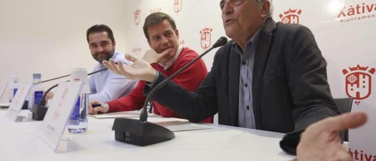 Jordi Estellés y Roger Cerdà observan a Artur Heras, ayer en el Ayuntamiento de Xàtiva en la presentación a los medios de la muestra.